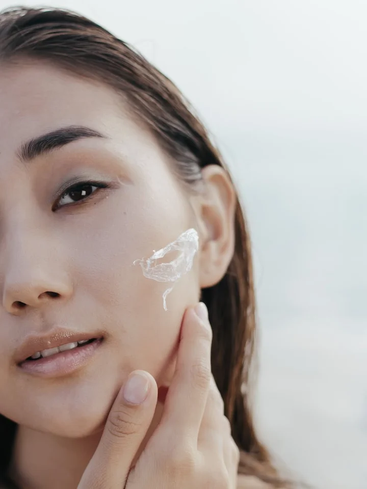 Aveeno Daily Moisturizing Lotion: Non-Comedogenic or Pore-Clogging? Our Esthetician’s Take