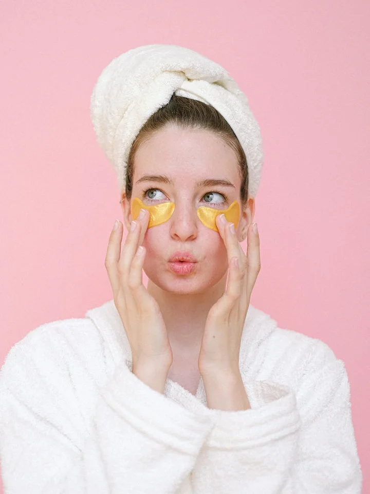 Adapalene and Hyaluronic Acid: A Soothing, Safe Pair for Your Skin